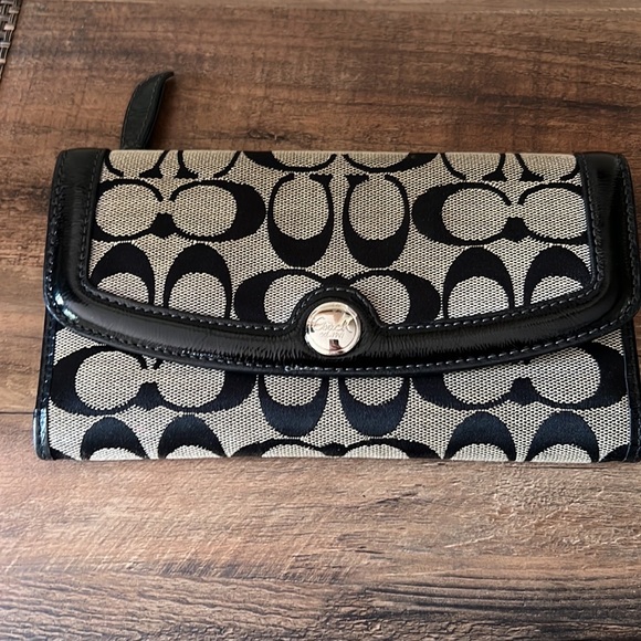 Large Classic Coach Wallet - Picture 9 of 10